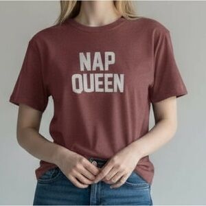 JANE & KATE · NAP QUEEN GRAPHIC SHORT SLEEVE - SIZE M